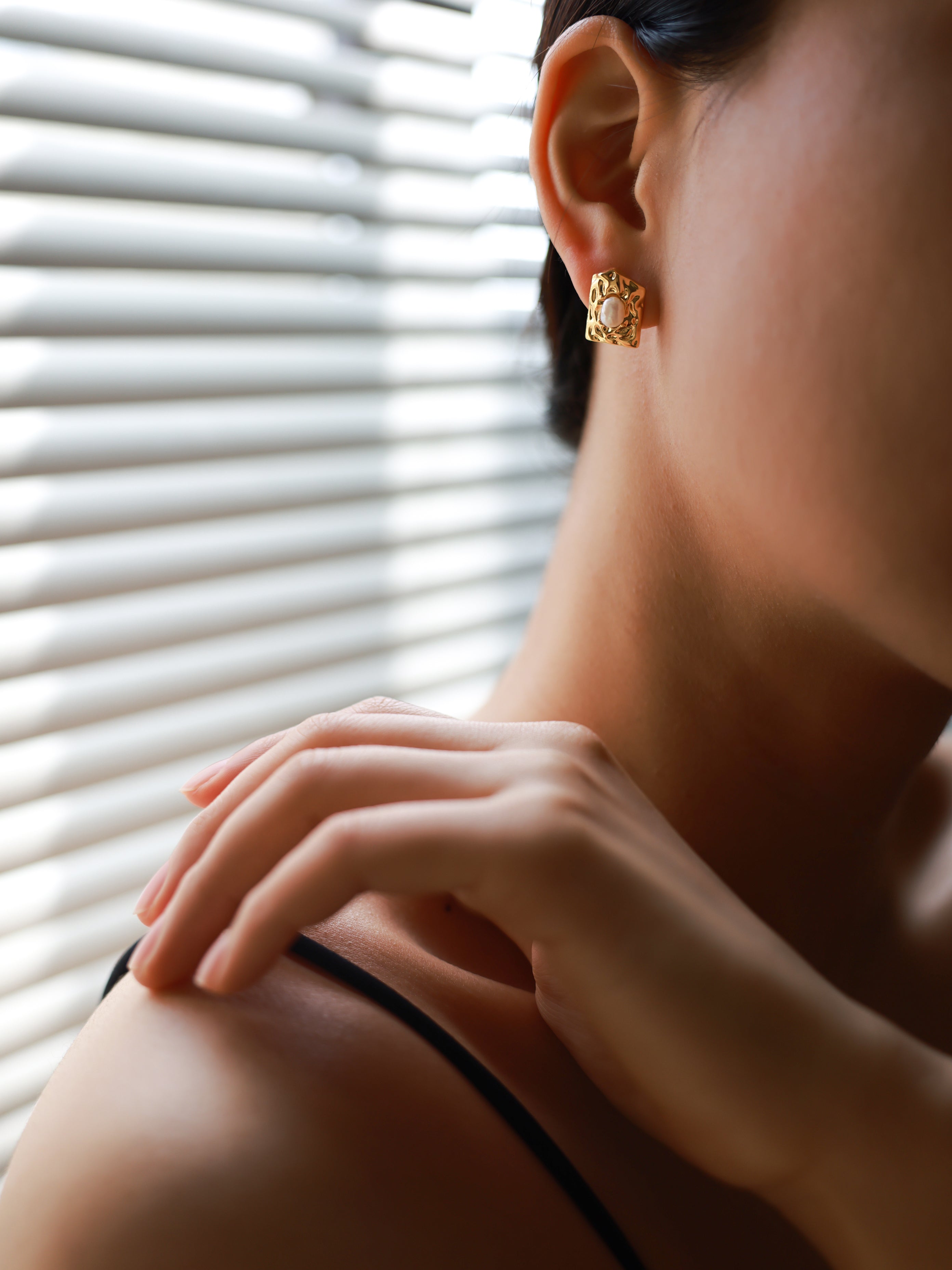 Baroque pearl rock small square stud earrings