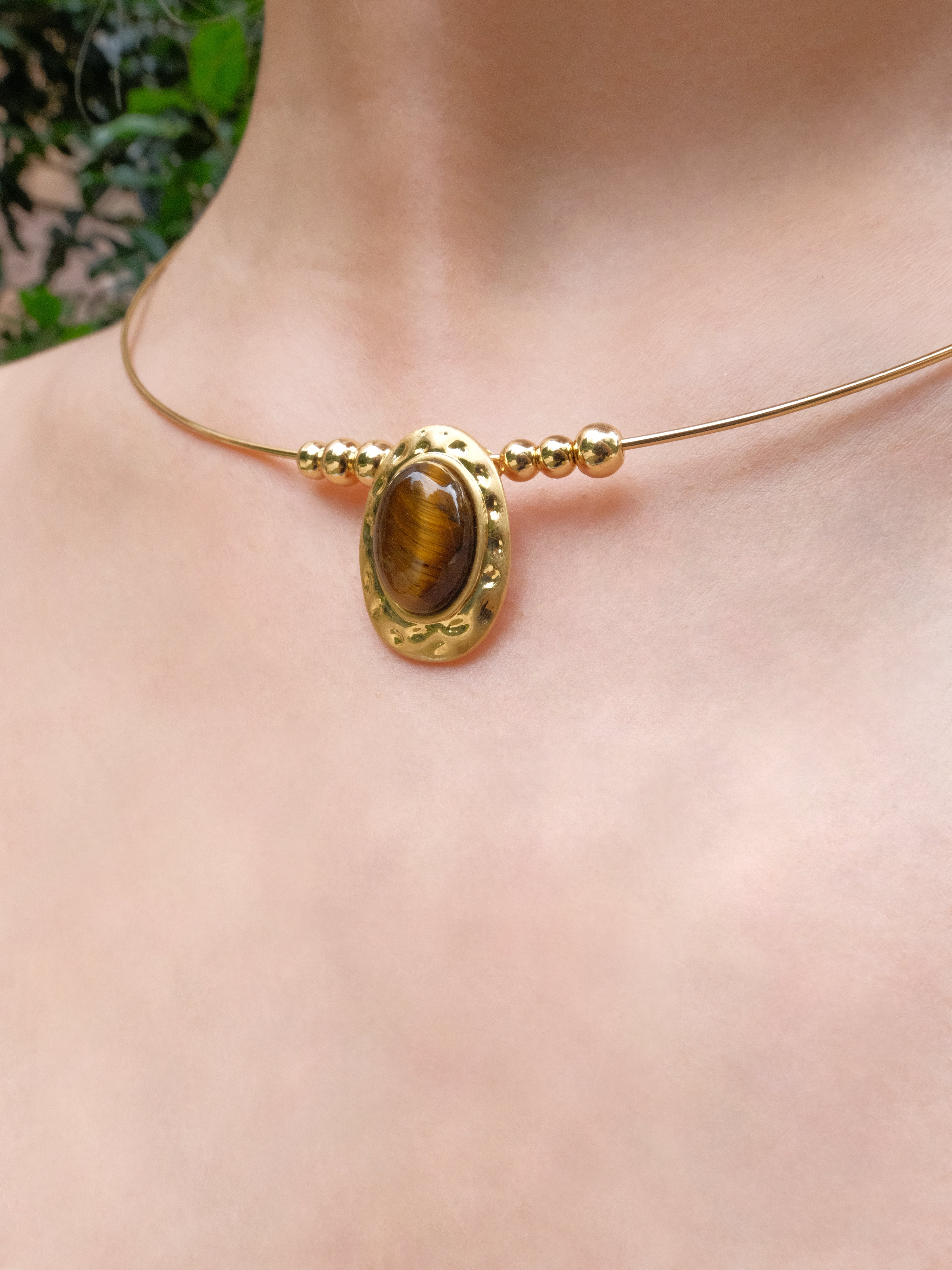 Handcrafted natural stone hammered stone pattern vintage necklace